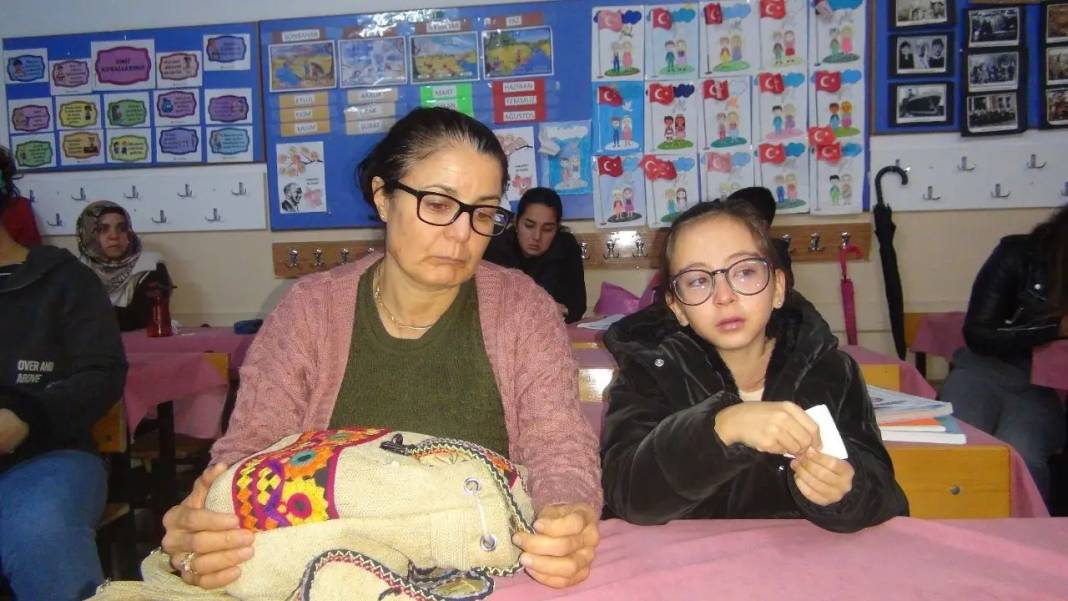 Mersin’de 24 Kasım Yasa Döndü! Gülşen Öğretmen Gözyaşlarıyla Uğurlandı 3